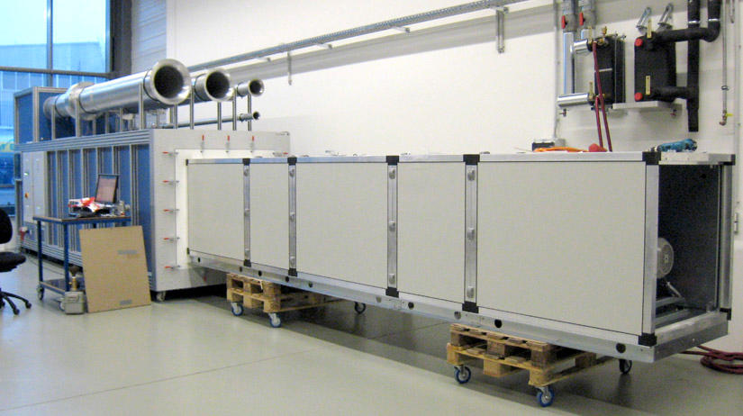 Experimental set-up in the multi-purpose laboratory - fog is blown out in the direction of an underfloor convector